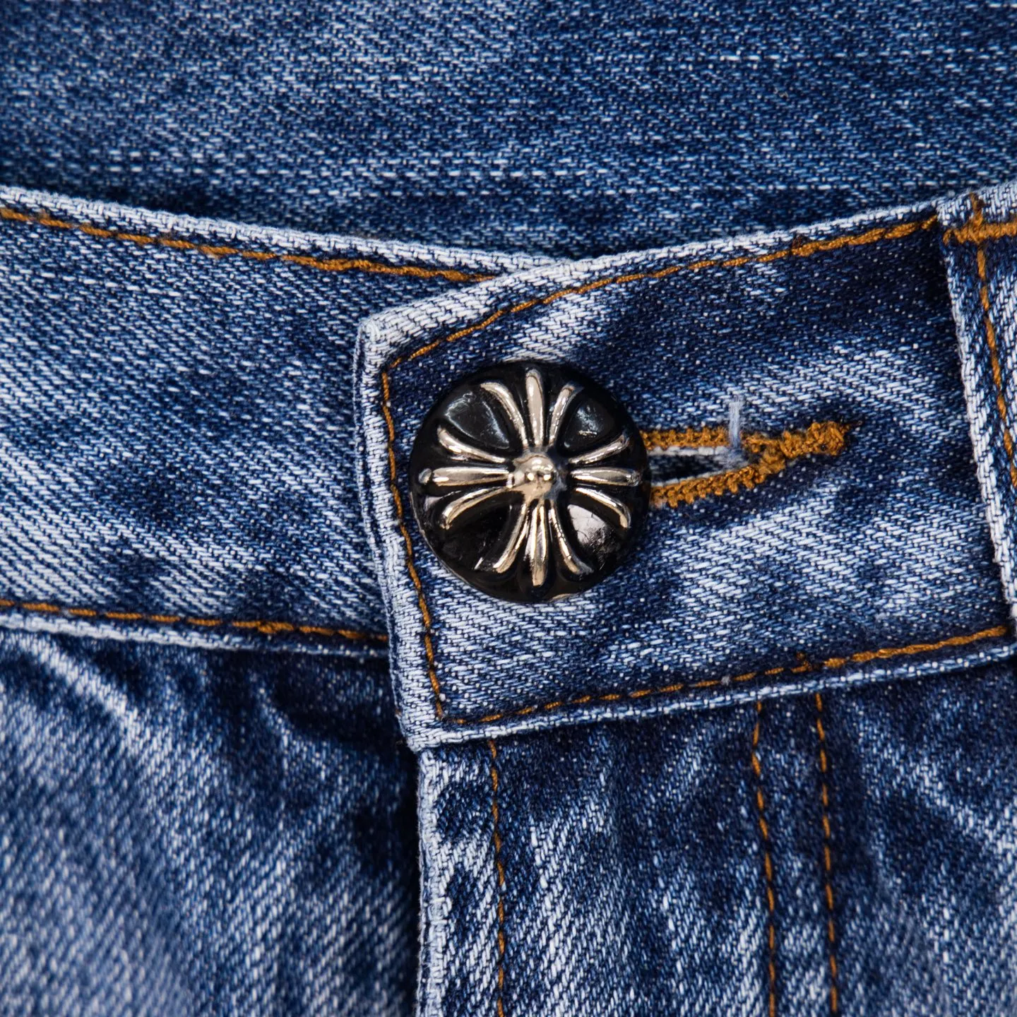 P280 (Higher version, evergreen style) Chrome Hearts/Chrome Hearts 25FW CH Blue Pants Starry Sky Hole Laminated Cross Bamboo Jeans. It adopts starry sky theme leather elements, mostly presented in the shape of a cross, with glitter on the leather surface. Unique design with simple and elegant details, exquisite workmanship, neat lines of the entire trousers, and perfect details! It’s also so cool that both men and women can easily control it. It’s a gender-neutral trendy up version. Style number: 1766# Color: blue Size: 28 30 32 34 36